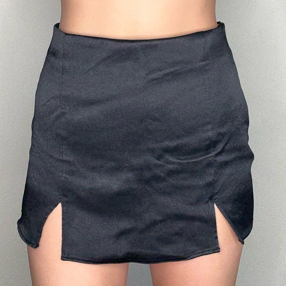 Chic Black Mini Skort with Side Slits - Picture 1 of 6